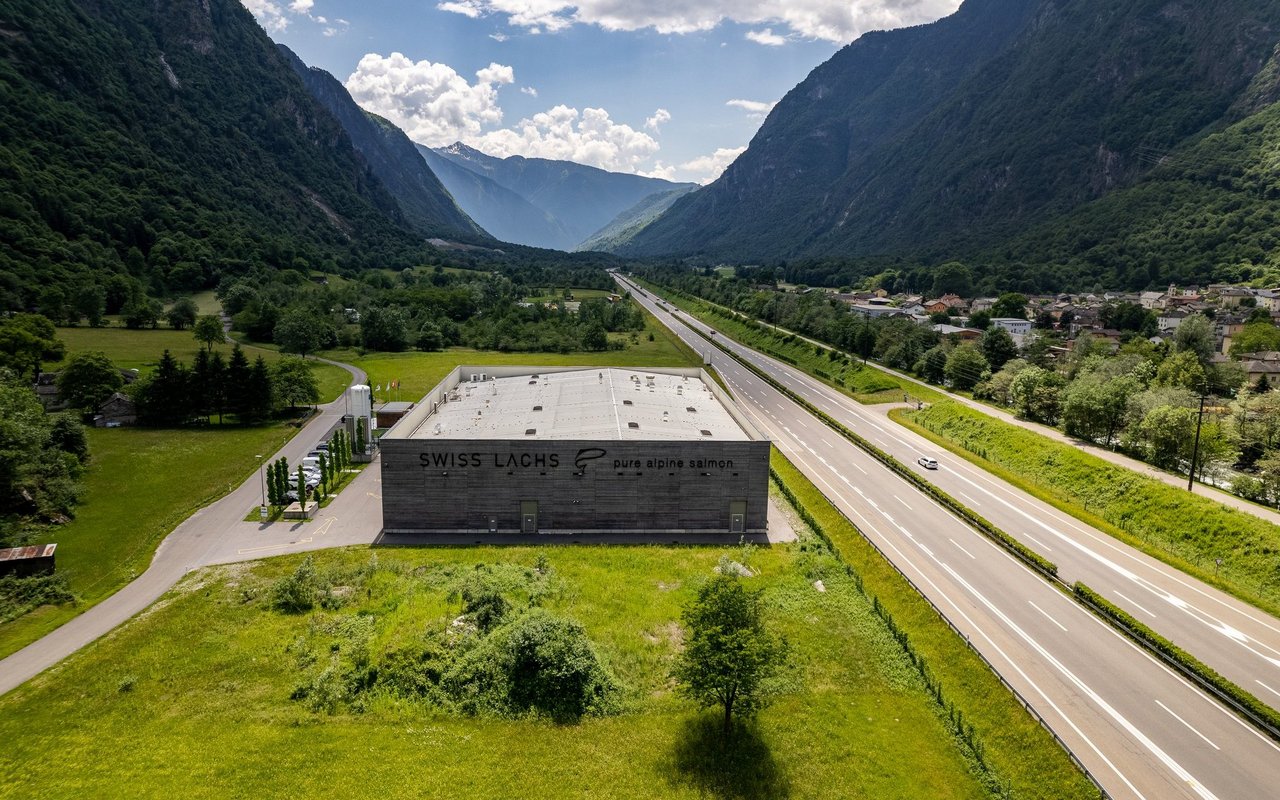 Gebäude der Swiss Lachs AG in Lostallo im Graubünden. 