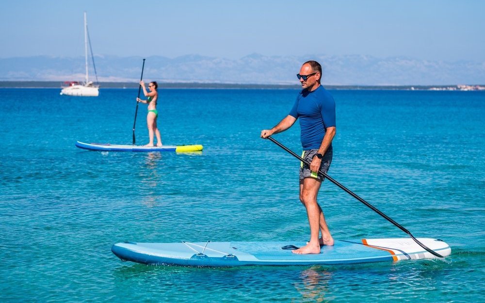 Beim Stand-Up-Paddeln gilt:  markierte Schutzgebiete meiden, einen grossen Abstand zu Ufervegetation wie Schilf halten und Tiere nicht stören. 