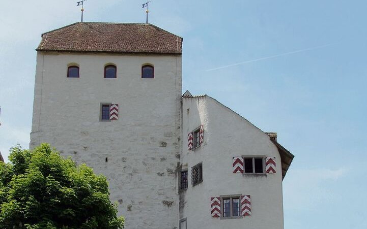 Das Schloss Wildegg mit dem Rosengarten im Vorder- und der Fasanerie im Hintergrund. 