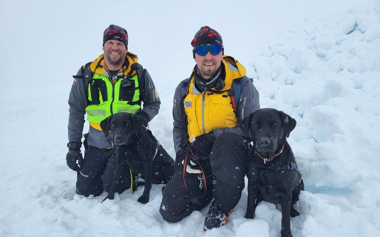 Wenn vier Helden posieren: Beat Lussi mit Lara und Sven Heis mit Tinka.
