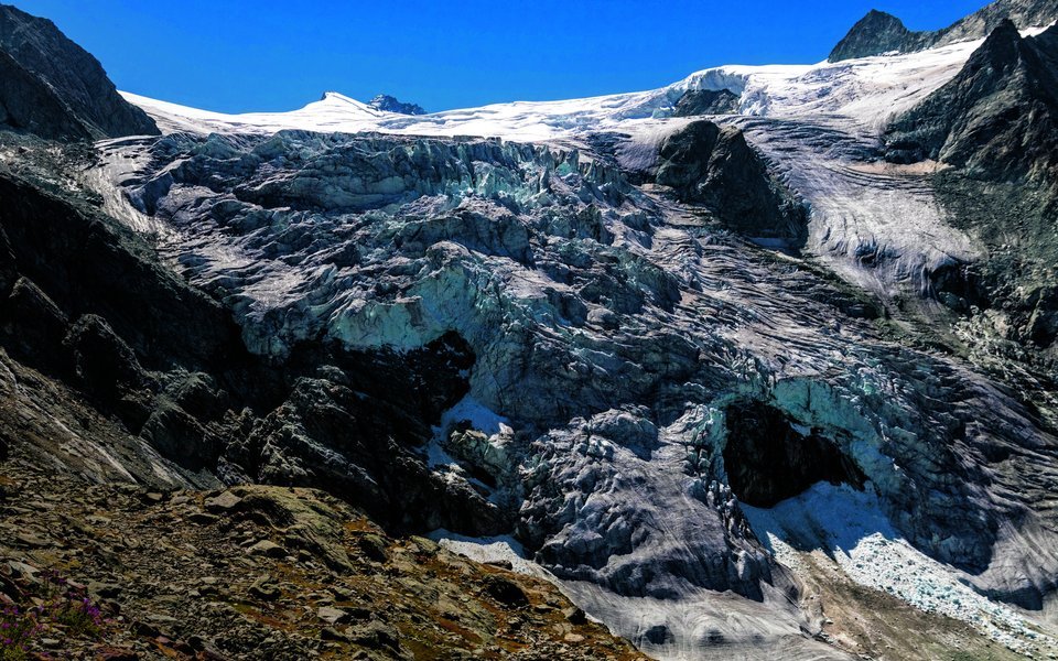 Gletscher schmelzen rapide: Technische Lösungen könnten helfen, bergen aber ökologische Risiken. Klimaschutz bleibt der Schlüssel.