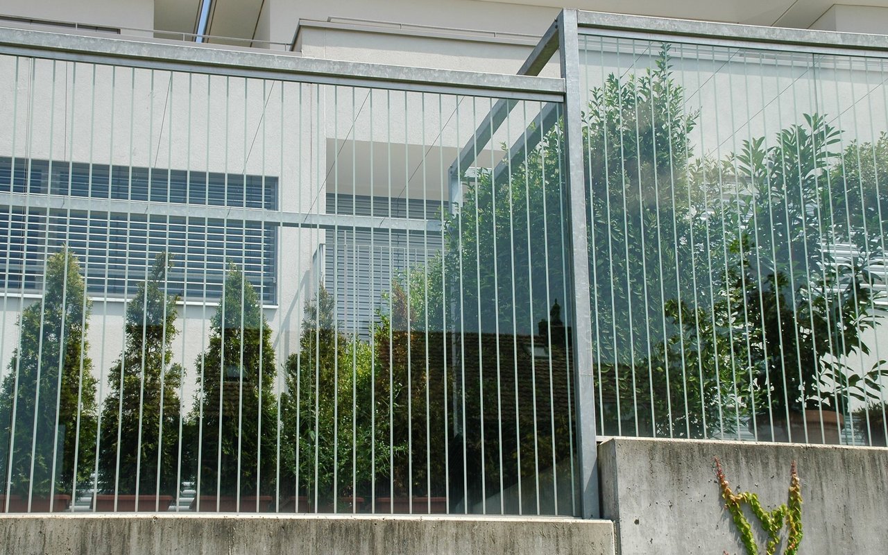 Mit vertikalen Linien können transparente und spiegelnde Scheiben für Vögel sichtbar gemacht werden, um Vögel vor dem Hindernis zu warnen.