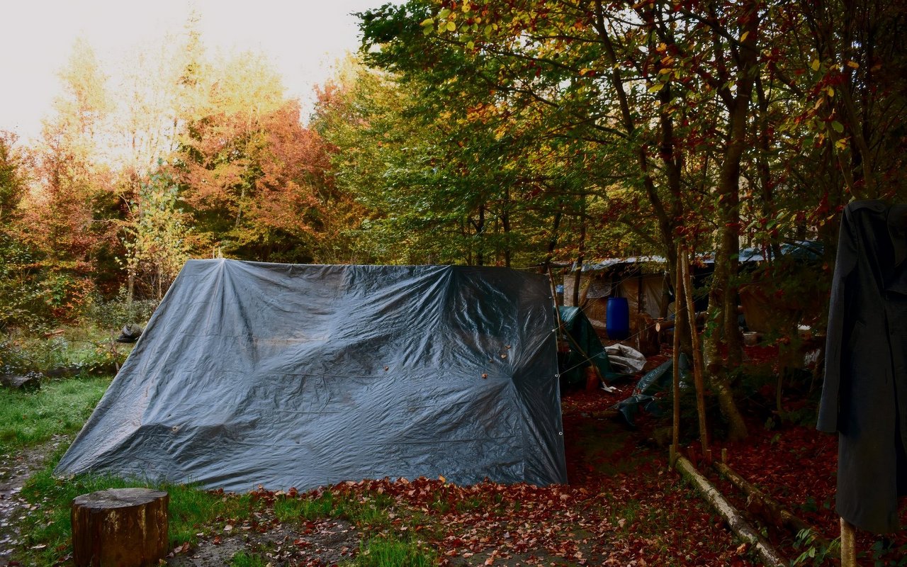 Die Waldmenschen verstehen sich als Zweckgemeinschaft. Jeder von ihnen lebt in einem solch einfachen Unterstand – egal, ob es stürmt oder schneit.