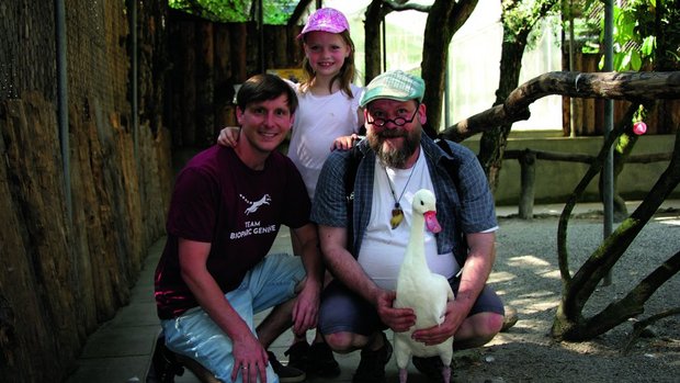 John-David Bauder (rechts) mit Lydia, dem Coscoroba-schwan, Dr. Tobias Blaha und Tochter Luisa Blaha.