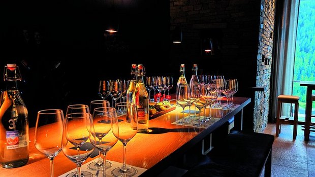 Bei einer Degustation lässt sich die Vielfalt des lokalen Mineralwassers entdecken.