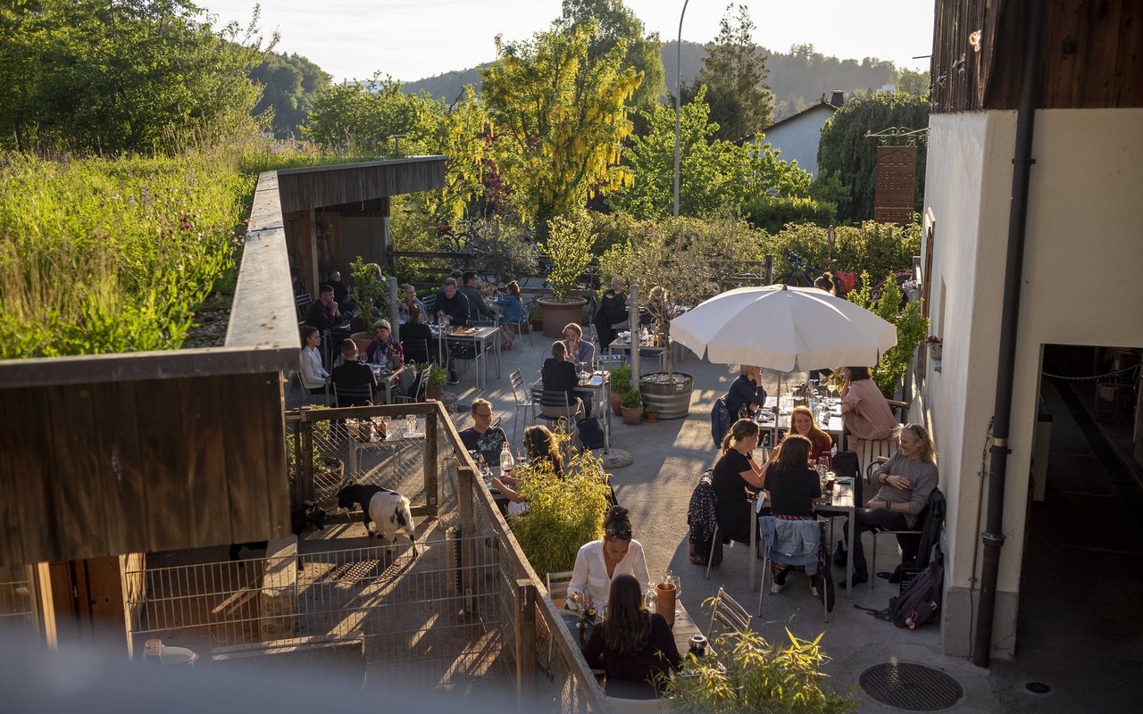 In der Hofbeiz treffen sich Quartierbewohner und Touristen.