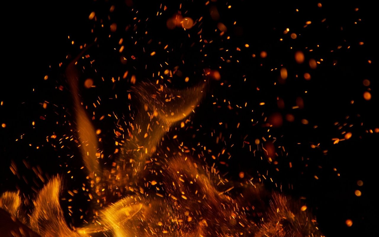 Je feuchter das Holz, desto mehr Schadstoffe entstehen beim Verbrennen.