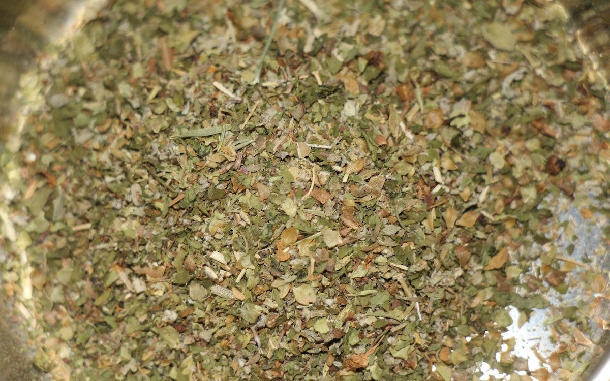 Eine Kräutermischung für Prachtfinken.