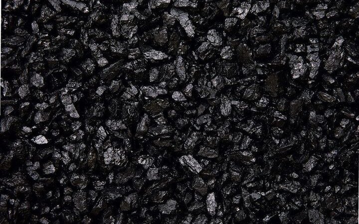 Damit nichts schimmelt oder von Bakterien befallen wird, kommt Aktivkohle mit in das Glas.