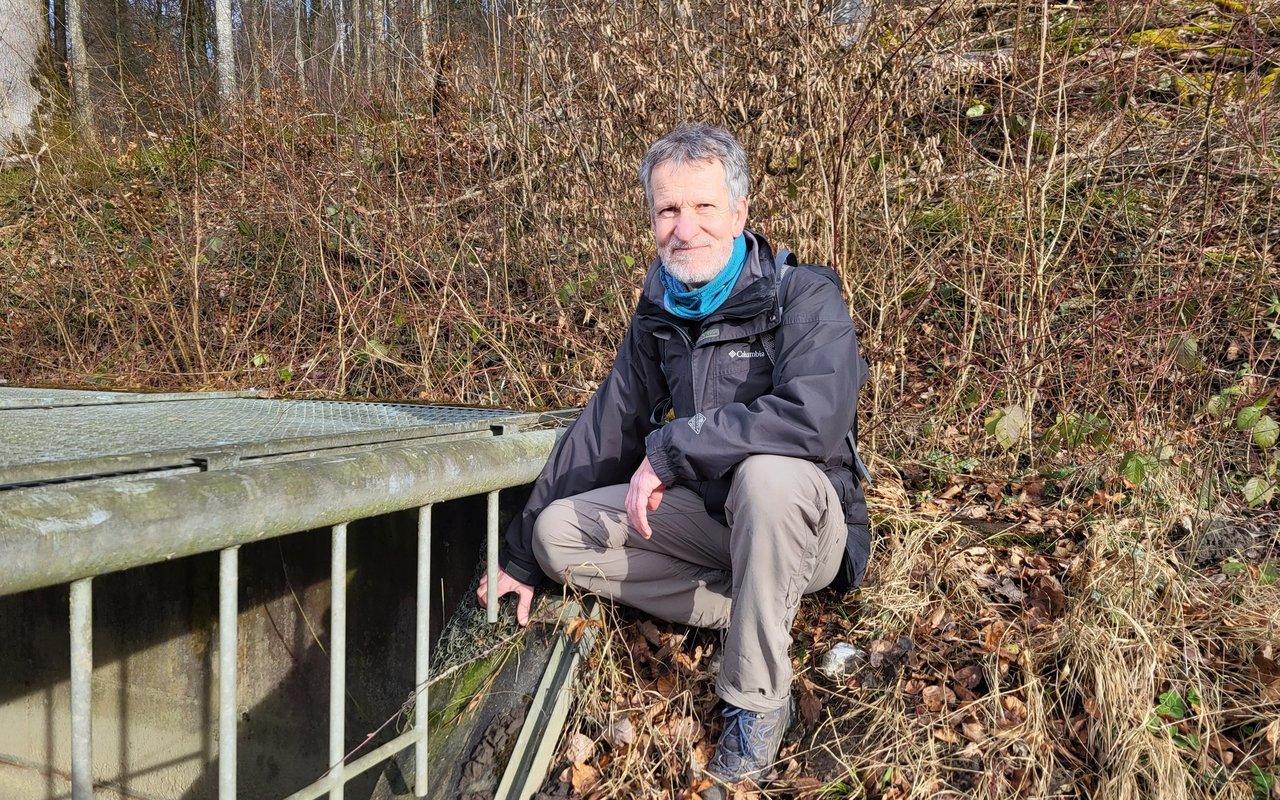 Hans-Ruedi Kunz zeigt eine Ausstiegshilfe aus dem tödlichen Schlammsammler: eine innen angebrachte Krallmatte.