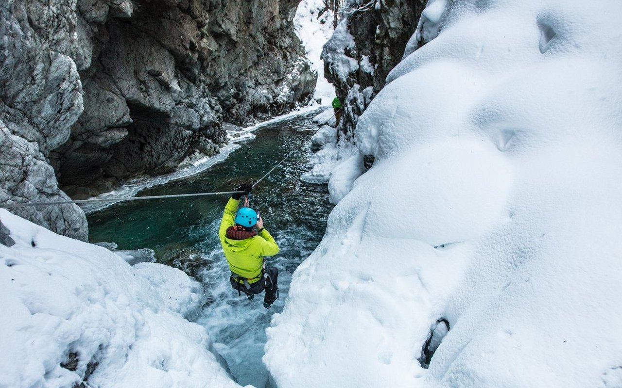 Seilpark-Fans dürften einige bekannte Elemente vorfinden beim Winter-Canyoning