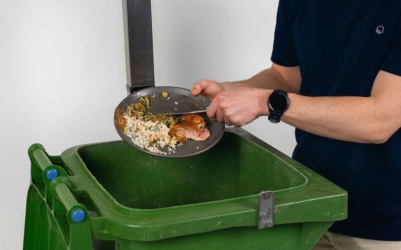 Die intelligenten Abfalleimer von Kitro vermeiden Food Waste. Sie werden vor allem in Grossküchen eingesetzt. 
