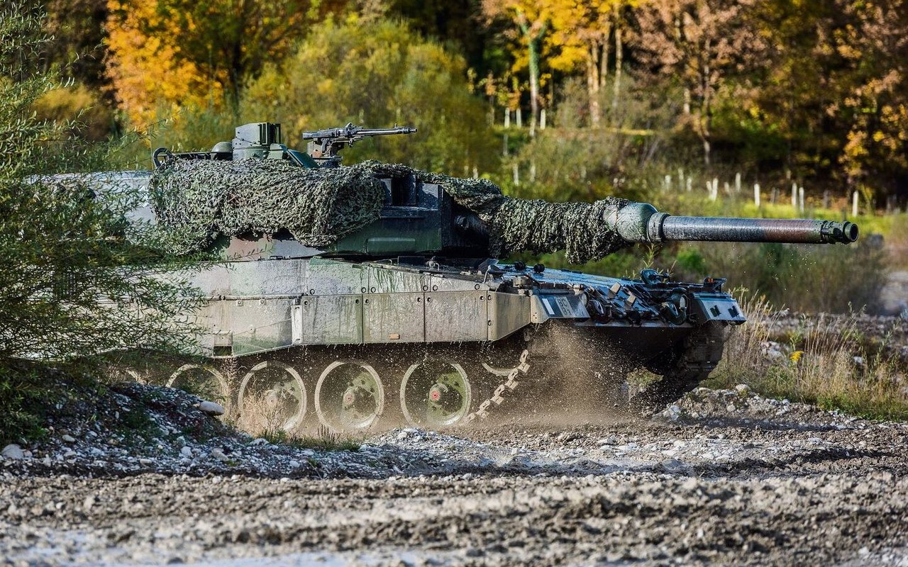 Ein Leopard-87-Panzer rollt über die Allmend in Thun und legt dabei offene Kiesflächen als wertvolle Brutgebiete für Amphibien frei.