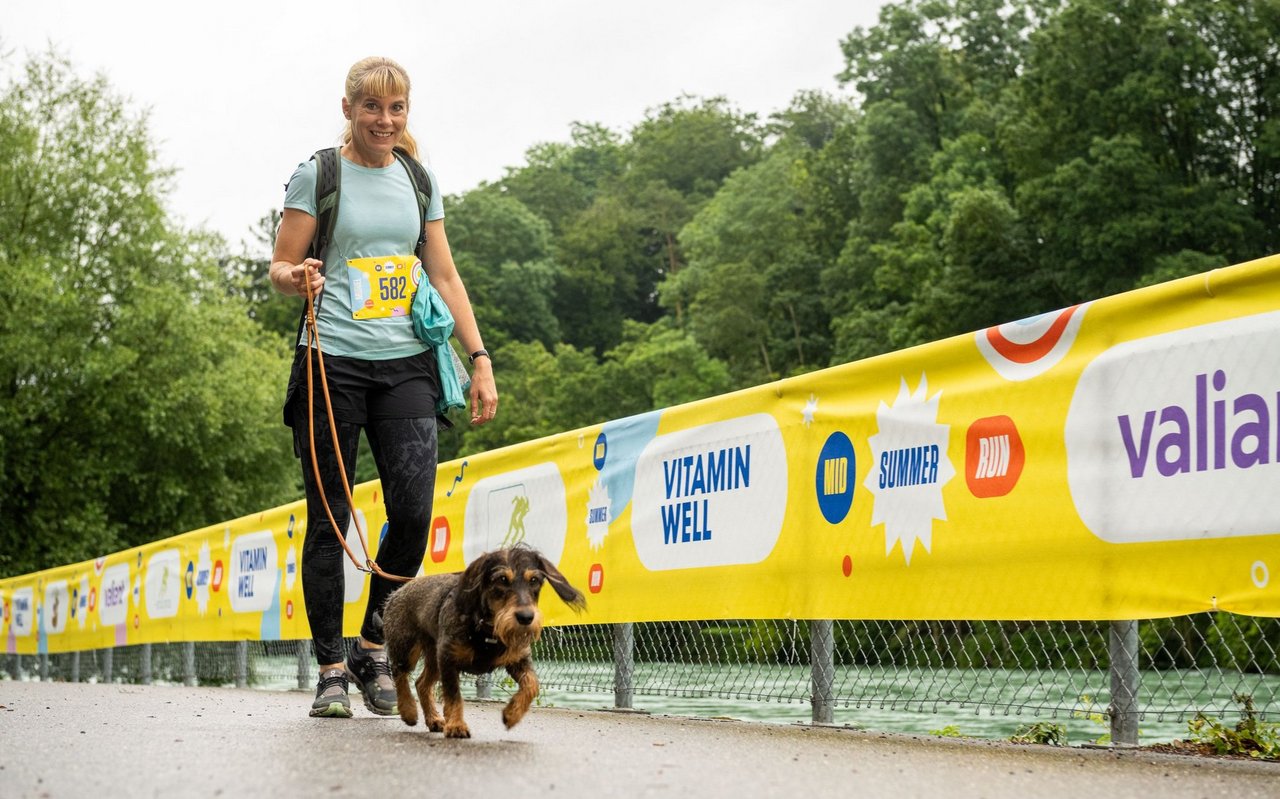 Unser Zieleinlauf des Midsummer Run, als Cani-Walkerinnen, beim Tierpark Dählhölzli.