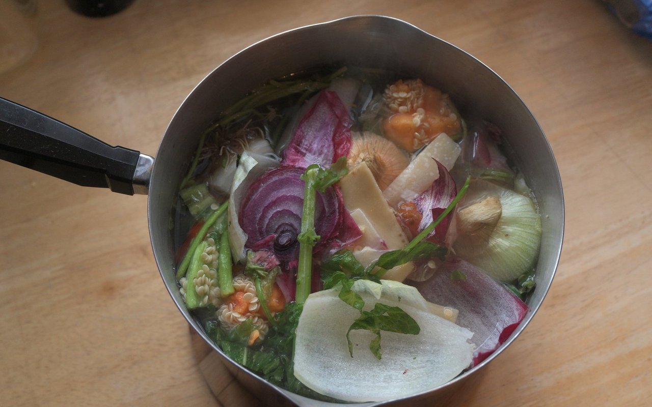 Intensive Gemüsebrühen bekommt man auch aus dem Kochen von Gemüseresten