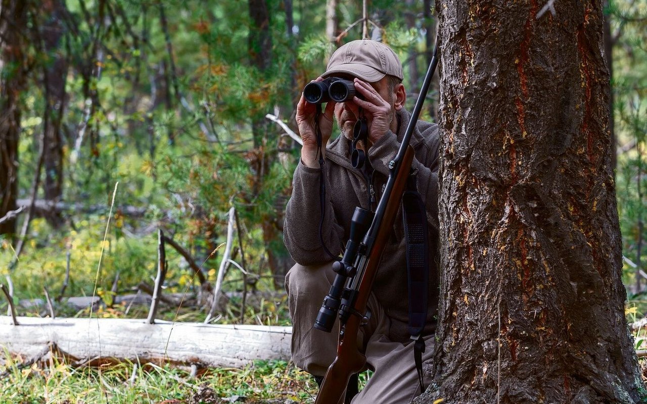 Jagen will gelernt sein: In der Schweiz müssen sich Jägerinnen und Jäger regelmässig weiterbilden – beispielsweise in der Handhabung ihrer Schusswaffen.