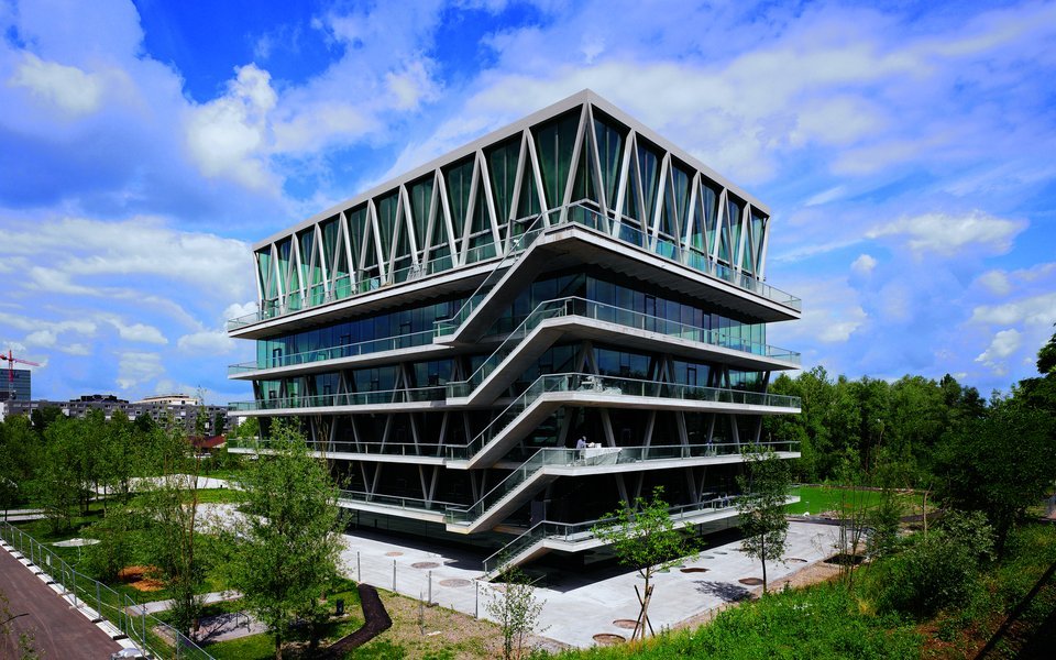 Viel Grün um Neubauten wie im Zürcher Leutschenbach saugt Wasser auf und absorbiert Feinstaub. (Bild oben)