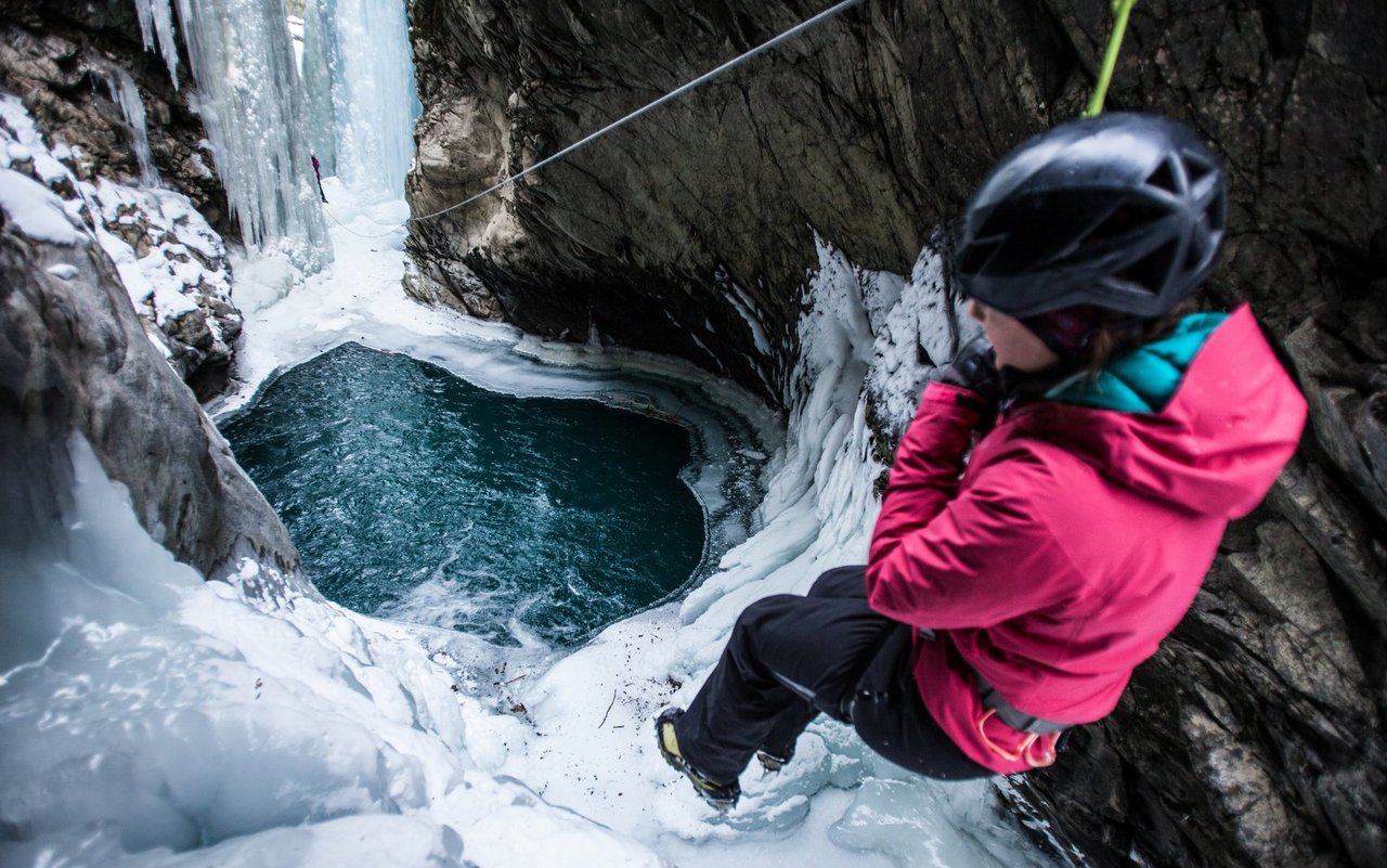 Der Weg führt an eisverhangenen Felswänden und zugefrorenen Wasserfällen vorbei.
