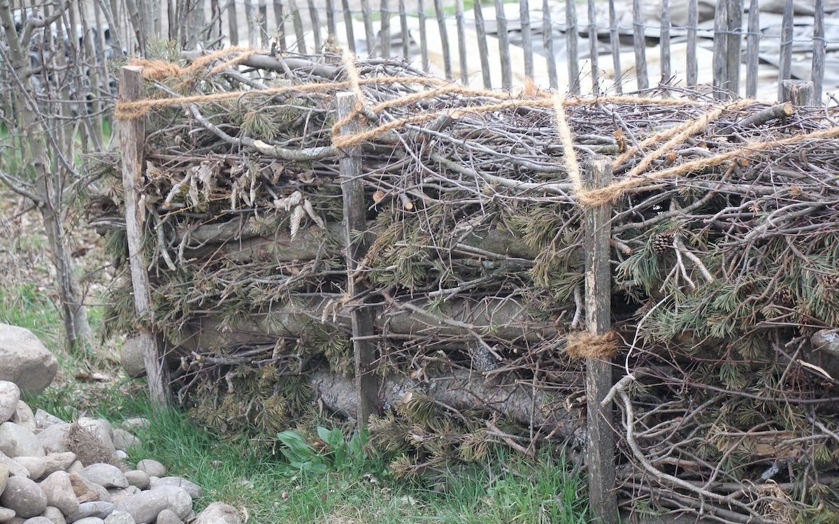 Totholzhecken und Steinhaufen sind ästhetisch, ökologisch und werden vom Landschaftsgärtner als gestalterische Elemente eingesetzt. 