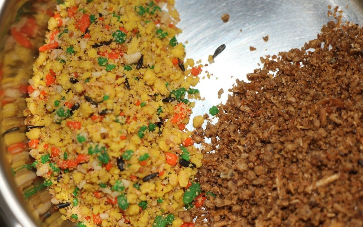 Links ein Eifutter, das besonders geeignet ist, wenn Vögel Junge aufziehen. Rechts ein Futter mit Insektenanteilen, das allen Vögeln in kleinen Dosen regelmässig angeboten werden kann. 