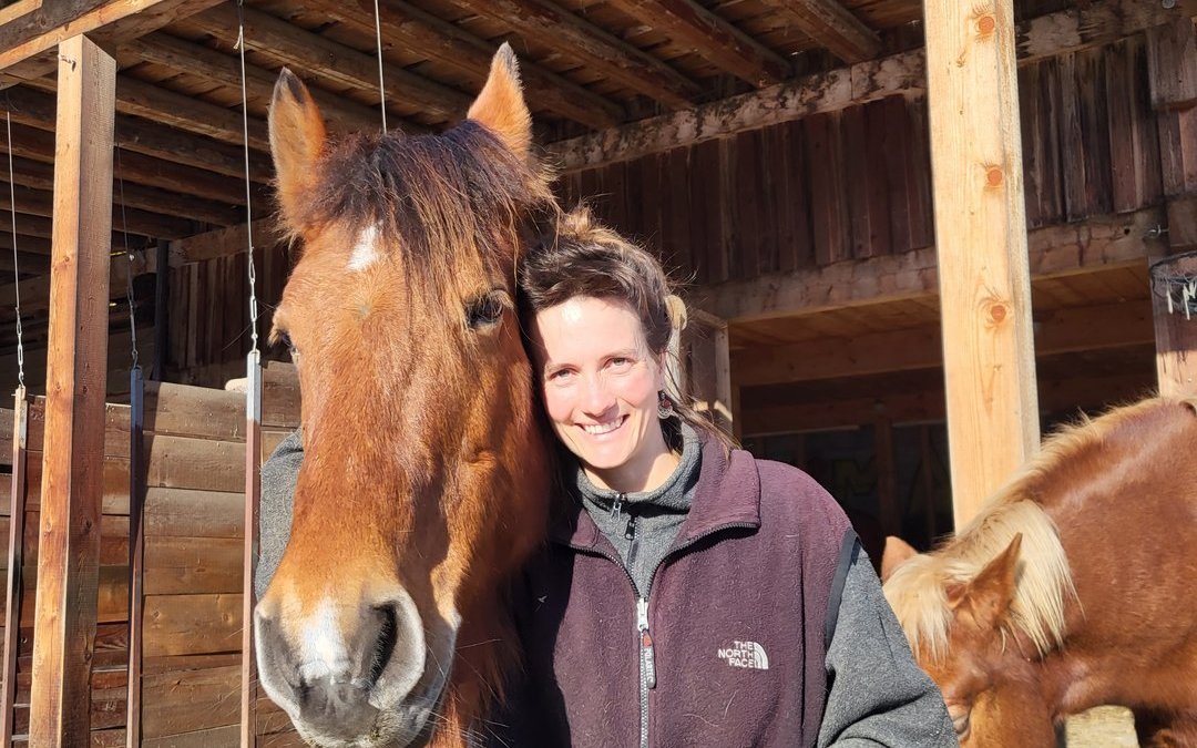 Die Bauerntochter ist überglücklich, dass sie die Möglichkeit hatte, den Hof ihrer Eltern zu übernehmen. 