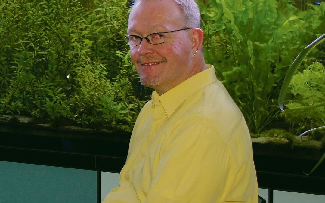 Hans-Jörg Blaser vor seinem viereinhalb Meter langen Rio-Negro-Aquarium im Wohnzimmer.