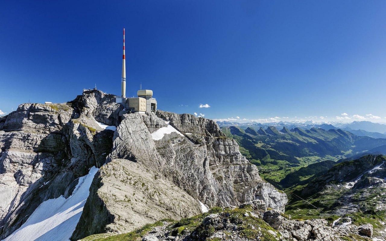 Der Säntisgipfel bietet eine atemberaubende Aussicht, die einfach mit der Schwebebahn zu erreichen ist.