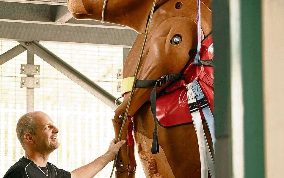 Feuerwehrleute üben während eines Kurses zur Grosstierrettung an Dummies.