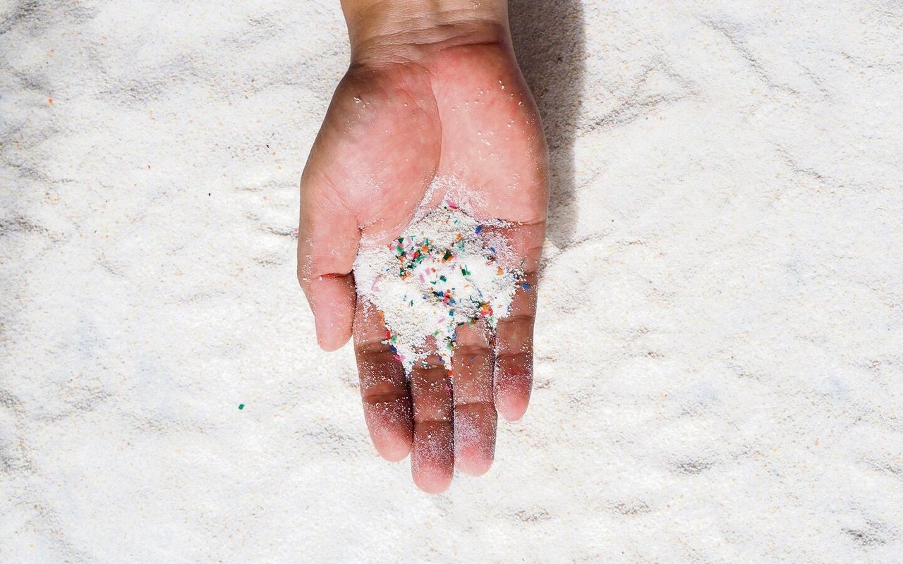 Mikroplastikpartikel, kaum grösser als ein Sandkorn, gelangen über Gewässer in die Nahrungskette und auf dem Teller.