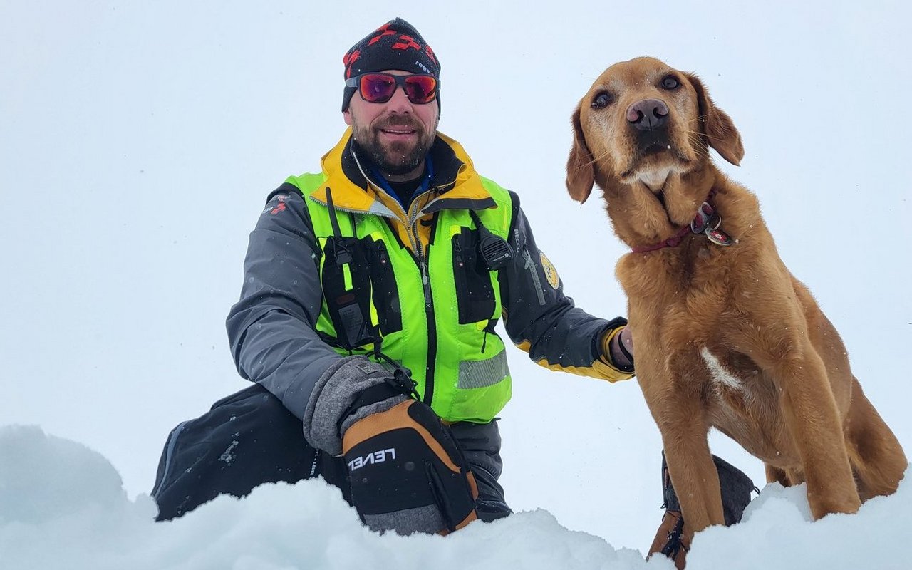 Lawinenhund und Rettungshundeführer bilden gemeinsam ein unschlagbares Team.