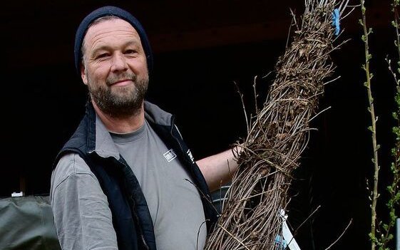 Stefan Schwärzler bereitet Sträucher zur Bepflanzung eines Gartens vor. 