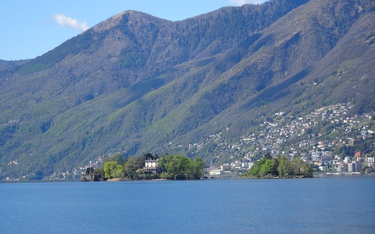 Die zwei Brissago-Inseln liegen im Lago Maggiore auf der ungefähren Höhe der Dörfer Brissago und Ronco.