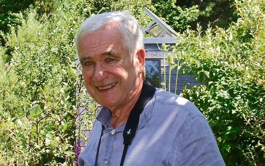 Hanspeter Latour ist in seinem Naturgarten unterwegs. 