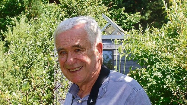 Hanspeter Latour (1947) stammt aus Thun, wohnt in Eriz (BE) und ist vor allem als Goalie, Fussball-trainer und Referent bekannt. Er brachte beispielsweise den Fussballclub Thun an die Spitze. Nach seiner Sportkarriere widmet sich der Buchautor ganz der Natur, die wichtiger Teil seines Lebens ist. 